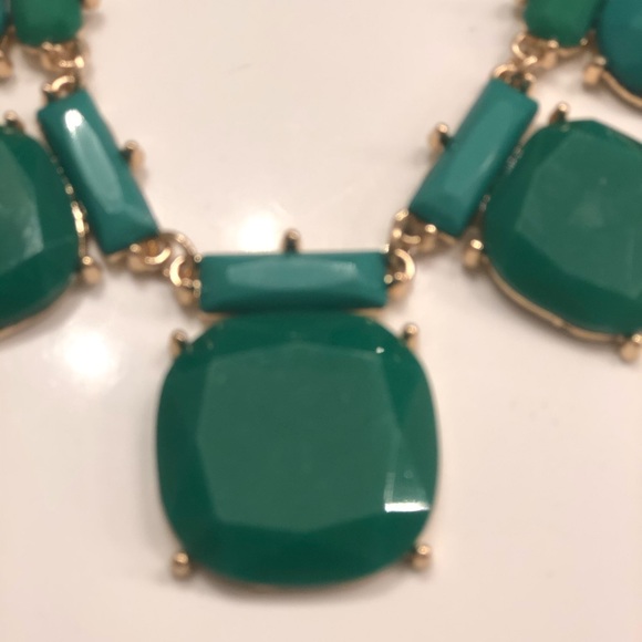 Emerald green and gold necklace - Picture 2 of 3
